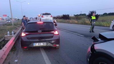 Antalya’nın Manavgat ilçesinde 3 aracın karıştığı zincirleme trafik kazasında 2