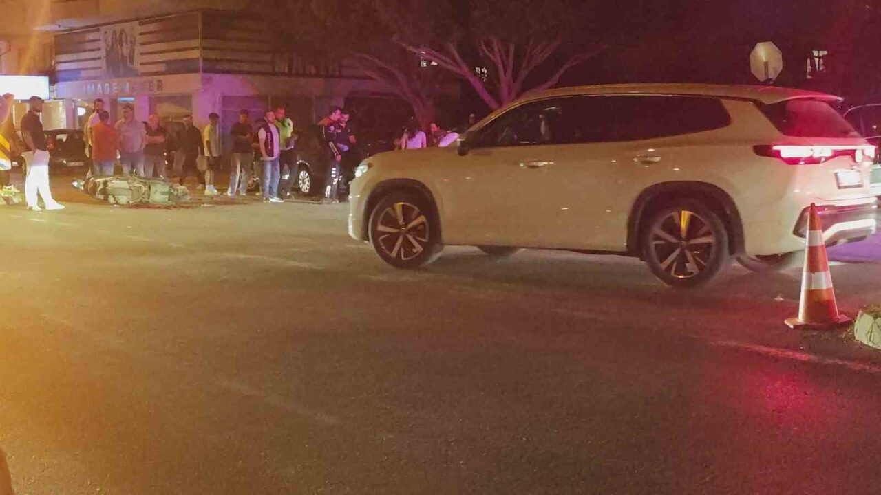 Antalya’nın Manavgat ilçesinde motosiklet ile otomobilin çarpışması sonucu meydana gelen