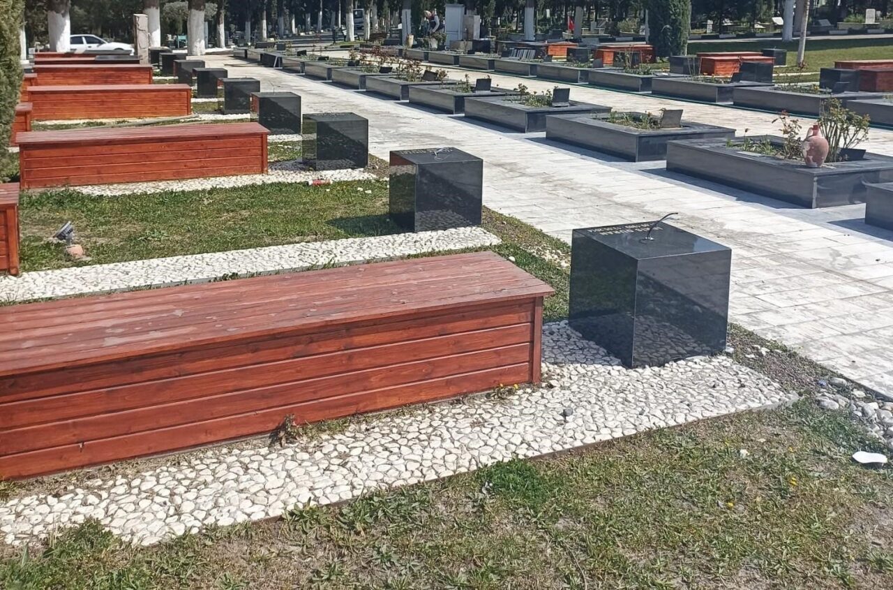 Manisa Büyükşehir Belediyesi, yaklaşan Kurban Bayramı öncesinde vatandaşların kabir ziyaretlerini