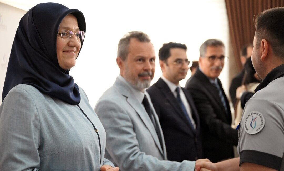 Manisa Celal Bayar Üniversitesi, Kurban Bayramı öncesi personeller arasında bayramlaşma