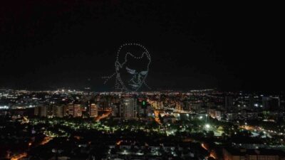 Manisa Büyükşehir Belediyesinin düzenlediği 19 Mayıs kutlamalarında 300 dronun gökyüzünde