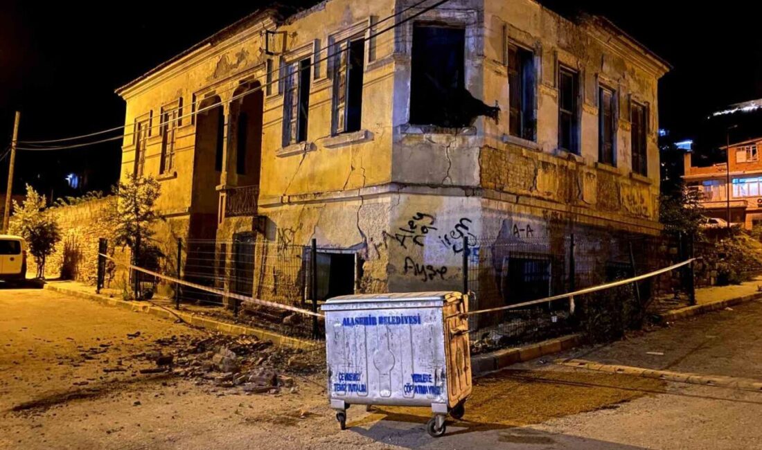 Manisa’nın Alaşehir ilçesinde 2 katlı tarihi binanın çatısı ve duvarlarının