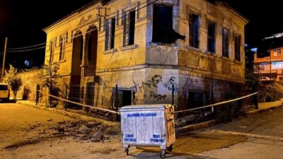 Manisa’nın Alaşehir ilçesinde 2 katlı tarihi binanın çatısı ve duvarlarının