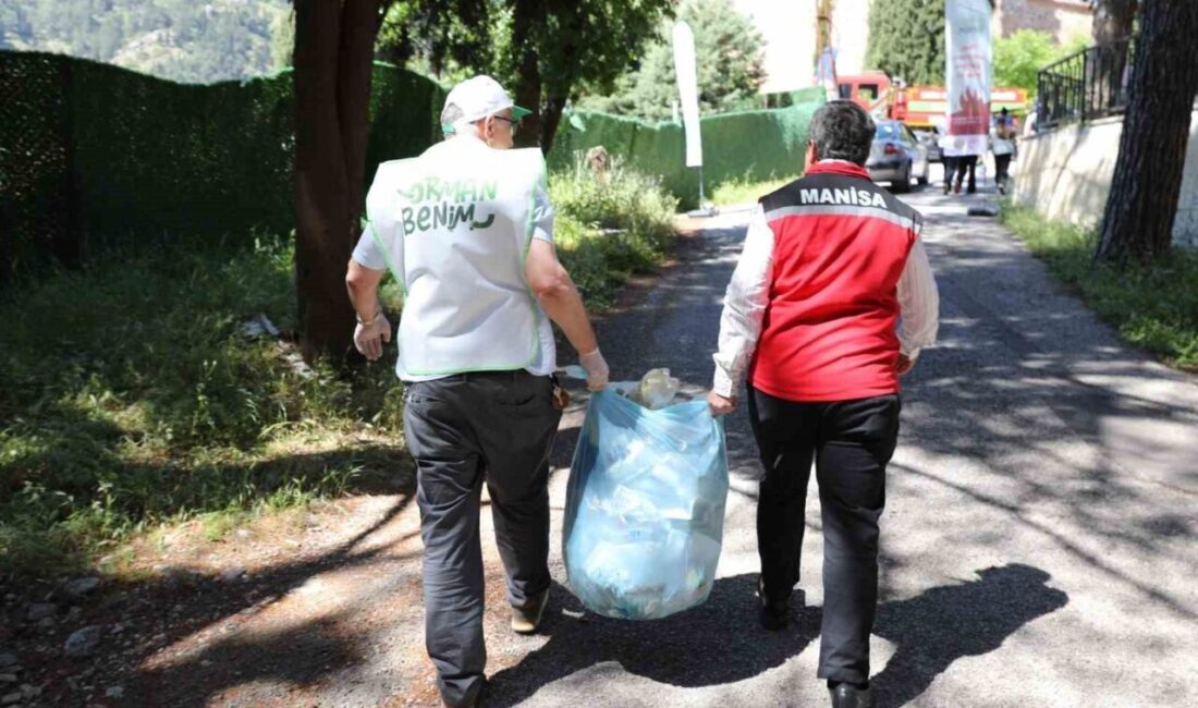 Manisa’da ’Orman Benim’ kampanyası kapsamında protokol üyeleri, öğrenciler ve vatandaşlar