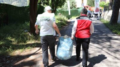 Manisa’da ’Orman Benim’ kampanyası kapsamında protokol üyeleri, öğrenciler ve vatandaşlar