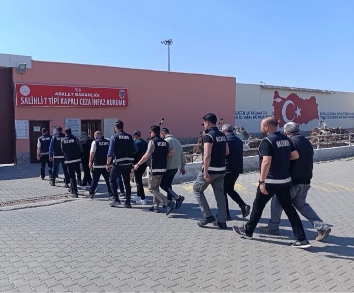Manisa’nın Salihli ilçesinde polis ekipleri tarafından düzenlenen tefecilik operasyonunda gözaltına