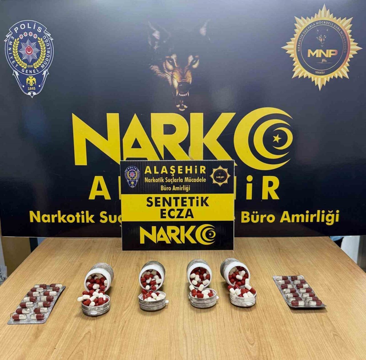 Manisa’nın Alaşehir ilçesinde narkotik ekiplerinin sokak satıcılarına yönelik operasyonunda 247