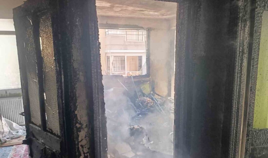 Manisa’nın Turgutlu ilçesinde, sabah saatlerinde çıkan ev yangınında alevlerin sardığı