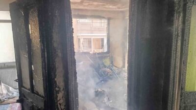 Manisa’nın Turgutlu ilçesinde, sabah saatlerinde çıkan ev yangınında alevlerin sardığı