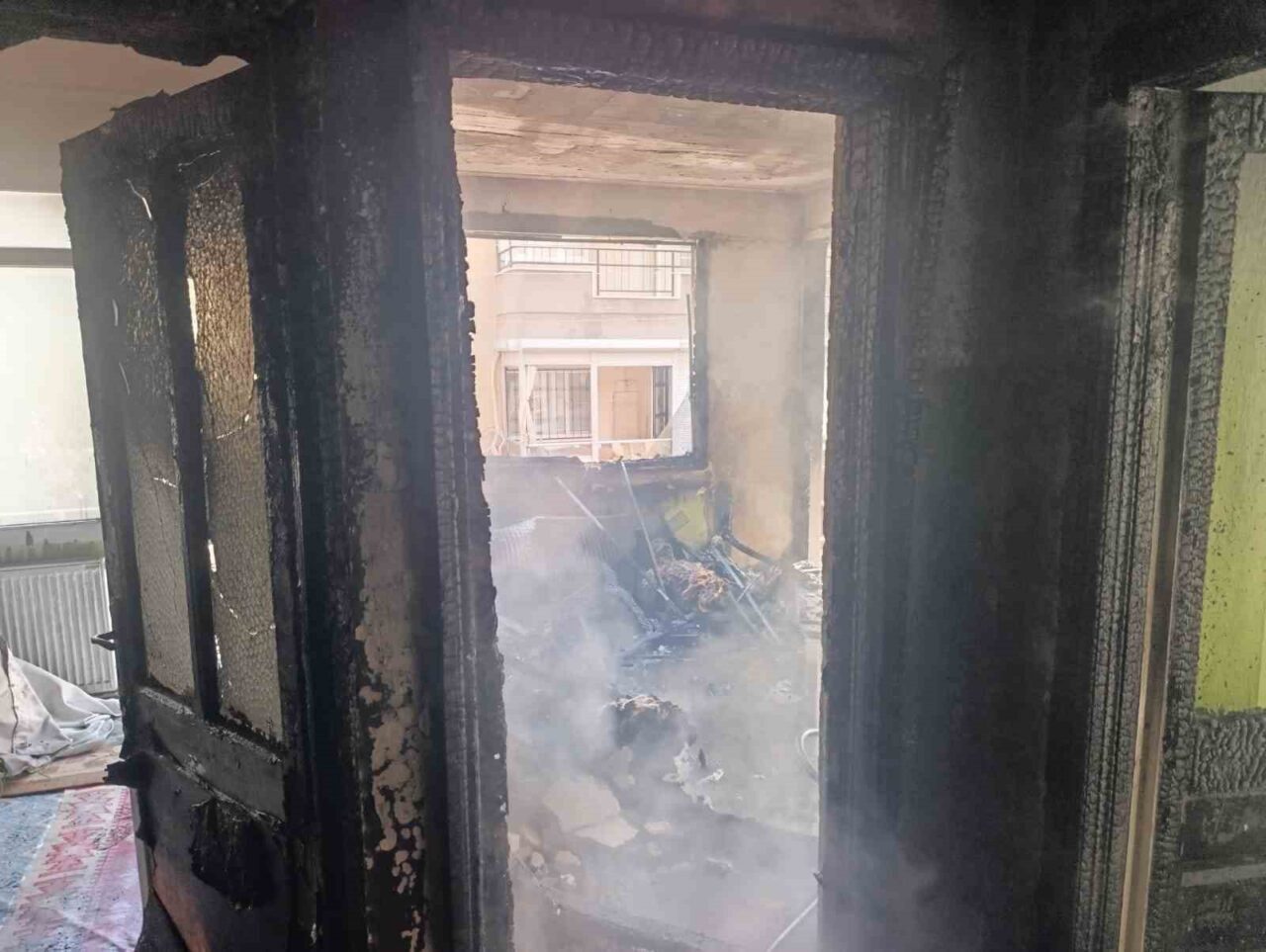 Manisa’nın Turgutlu ilçesinde, sabah saatlerinde çıkan ev yangınında alevlerin sardığı