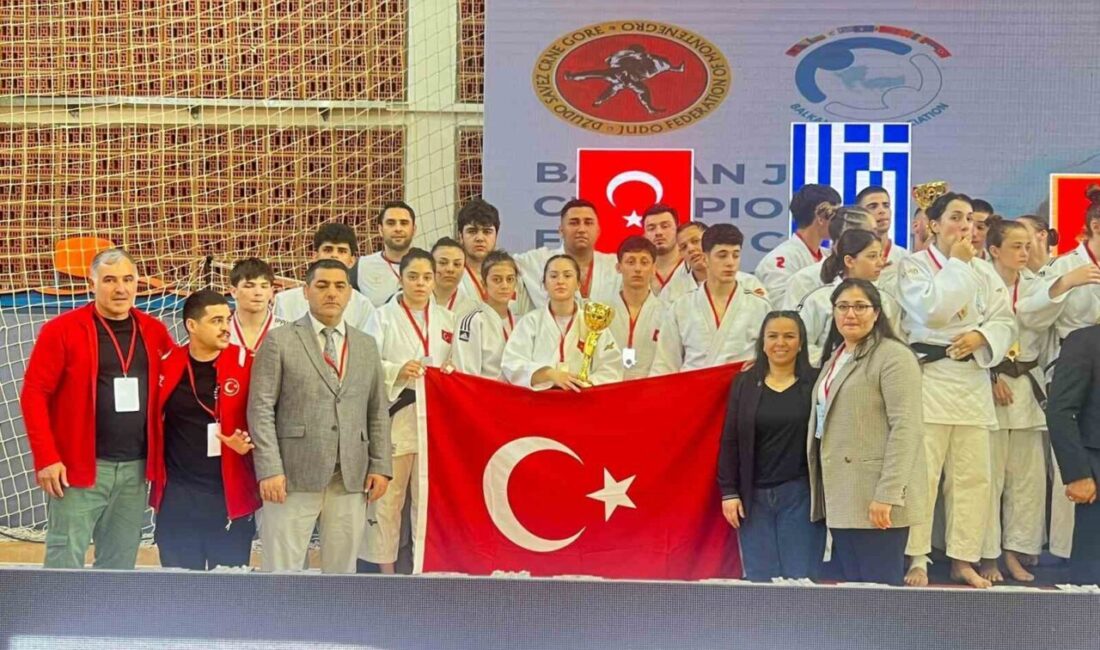 Karadağ’da düzenlenen Ümitler Balkan Judo Şampiyonası’nda mücadele eden Manisalı sporcular,