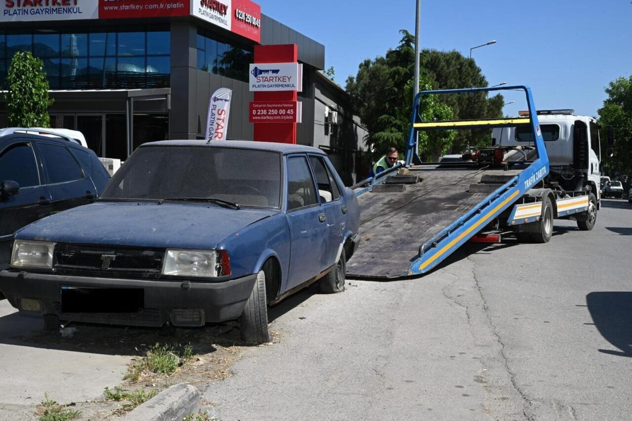 Manisa Büyükşehir Belediyesi, kent genelinde görüntü kirliliğine yol açan, trafik