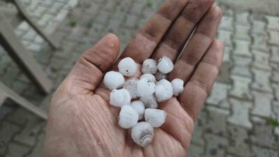 Manisa’nın Demirci ilçesinde etkili olan şiddetli dolu yağışı, kiraz bahçelerinde