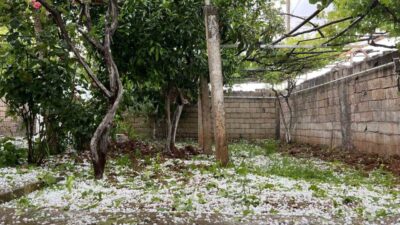 Mardin’in Nusaybin ilçesinde kısa süreli dolu yağışı etkili oldu. İlçede