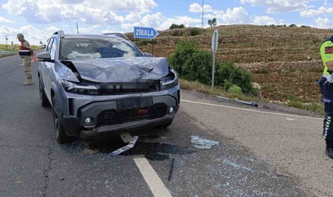 Mardin’in Midyat ilçesinde iki otomobilin çarpışması sonucu meydana gelen kazada