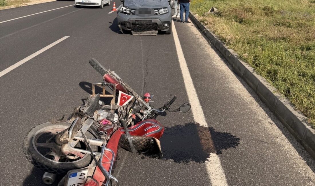 Mardin’in Midyat ilçesinde otomobil ile motosikletin çarpışması sonucu meydana gelen