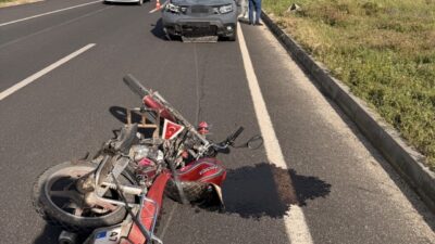 Mardin’in Midyat ilçesinde otomobil ile motosikletin çarpışması sonucu meydana gelen