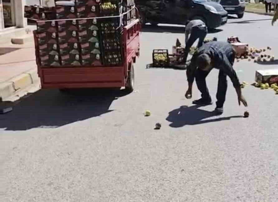 Mardin’in Nusaybin ilçesinde otomobil ile sebze-meyve satışı yapan motosikleti çarpıştı.
