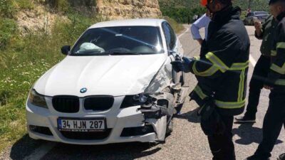 Mardin’in Yeşilli ilçesinde iki otomobilin çarpışması sonucu meydana gelen trafik