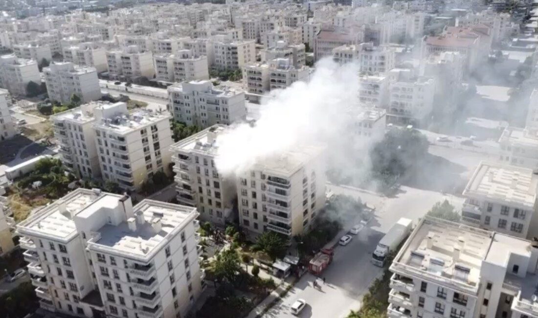 Mardin’in Nusaybin ilçesinde çıkan ev yangını, dronla görüntülendi. Yangın, Fırat