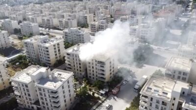 Mardin’in Nusaybin ilçesinde çıkan ev yangını, dronla görüntülendi. Yangın, Fırat
