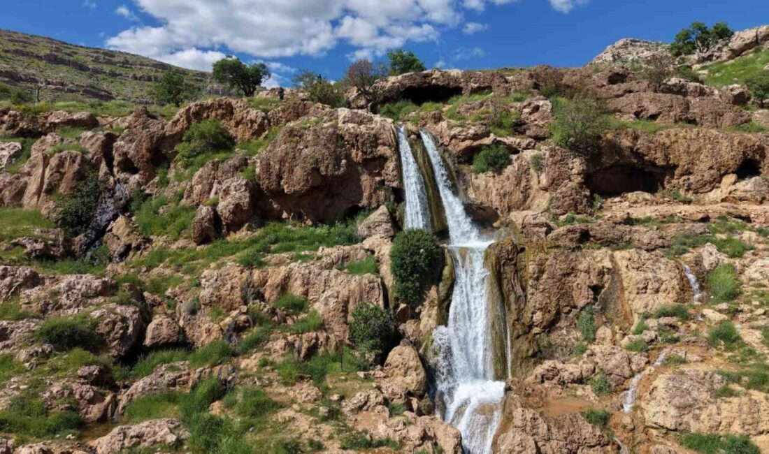 Mardin’in Derik ilçesinde tabiat parkı içerisindeki GAP Şelalesi, görenleri kendine