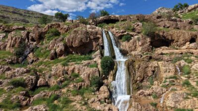 Mardin’in Derik ilçesinde tabiat parkı içerisindeki GAP Şelalesi, görenleri kendine