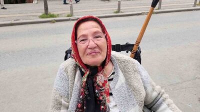 İstanbul Güngören’de yaşayan engelli yaşlı kadın, alışveriş yapmak için gittiği
