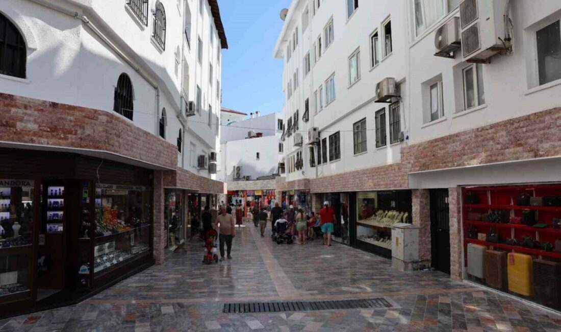 Marmaris Belediyesi’nin çarşı bölgesinde yürüttüğü kapsamlı yenileme çalışmaları tamamlanma aşamasına