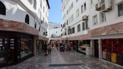 Marmaris Belediyesi’nin çarşı bölgesinde yürüttüğü kapsamlı yenileme çalışmaları tamamlanma aşamasına