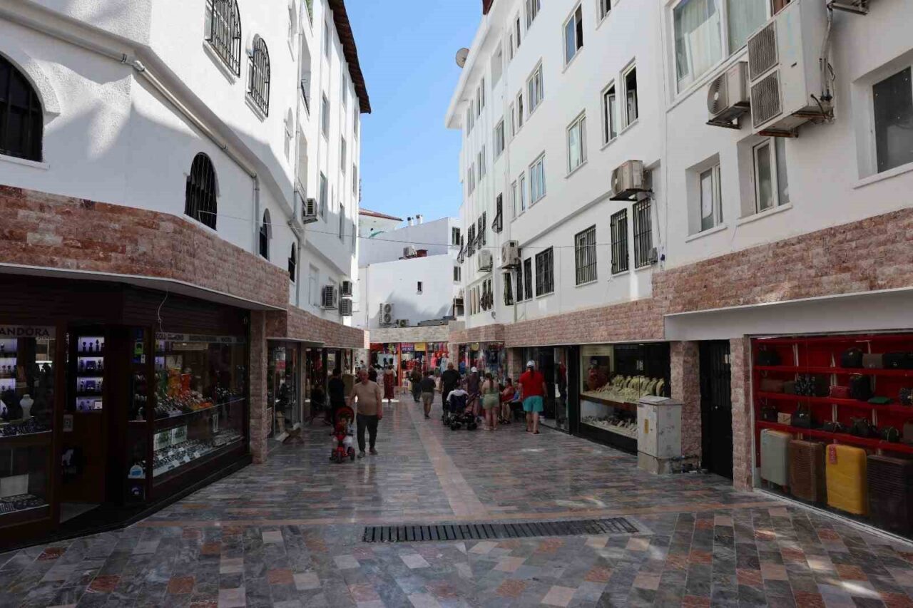 Marmaris Belediyesi’nin çarşı bölgesinde yürüttüğü kapsamlı yenileme çalışmaları tamamlanma aşamasına