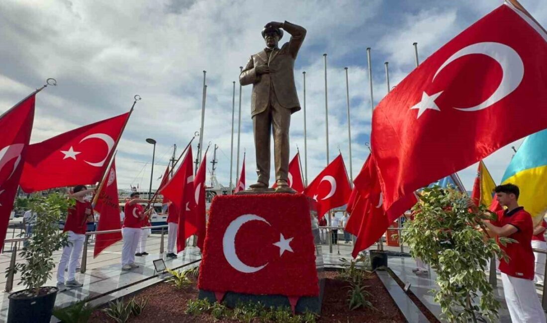 Ulu Önder Mustafa Kemal Atatürk’ün bağımsızlık meşalesini gençliğe emanet ettiği