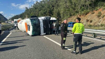 Muğla’nın Marmaris ilçesinde beton mikserinin devrilmesi sonucu meydana gelen kazada