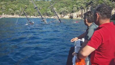 Muğla’nın Marmaris ilçesinde Akvaryum Koyu’nda batan gezi teknesindeki 110 yolcu,