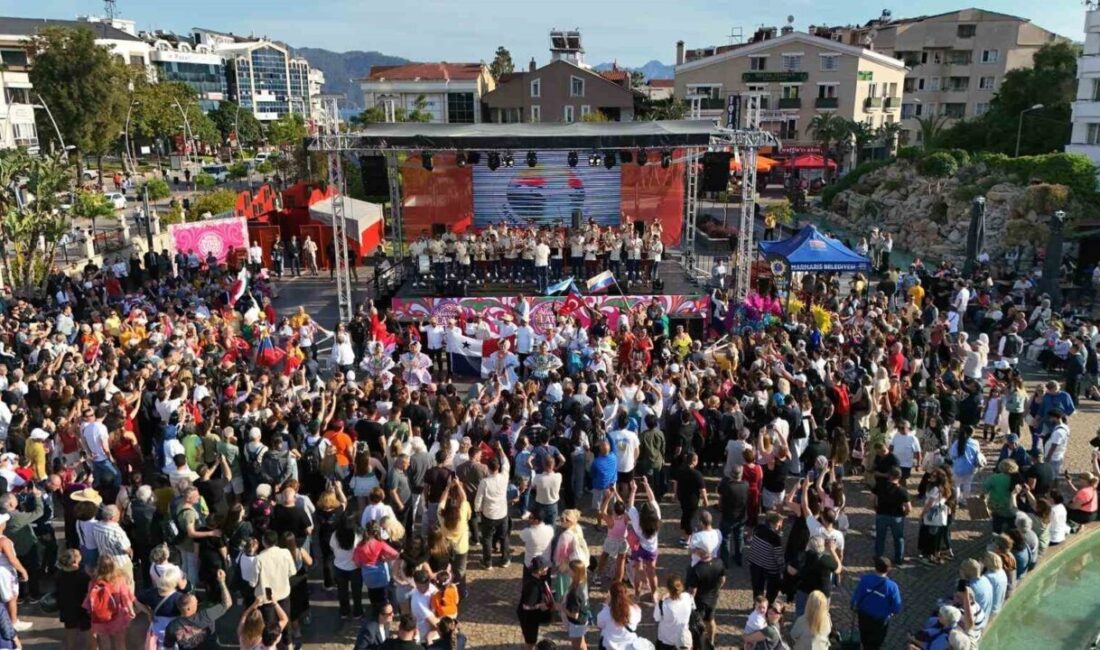 Marmaris Belediyesi’nin ilk kez düzenlediği Latin Fest, renkli korteji, dans