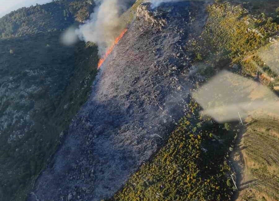 Muğla’nın Marmaris ilçesinde ormanlık alanda çıkan yangın, ekiplerin havadan ve