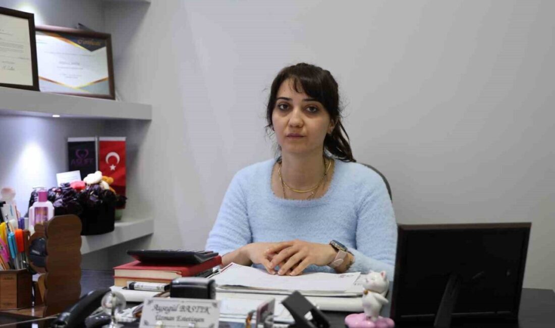 Sivas Belediyesi tesisinde kadınlara özel düzenlenen organizasyonda yemek masası üzerinde