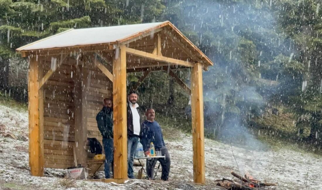 Karabük’te hava sıcaklıklarının aniden düşmesiyle birlikte yüksek kesimlerde kar yağışı