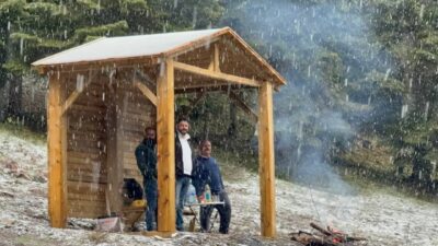 Karabük’te hava sıcaklıklarının aniden düşmesiyle birlikte yüksek kesimlerde kar yağışı