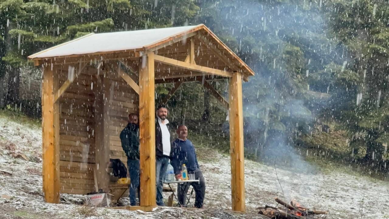 Karabük’te hava sıcaklıklarının aniden düşmesiyle birlikte yüksek kesimlerde kar yağışı