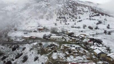 Erzincan’da hava sıcaklıklarının düşmesiyle kent merkezinde yağmur, Refahiye ilçesinde ise