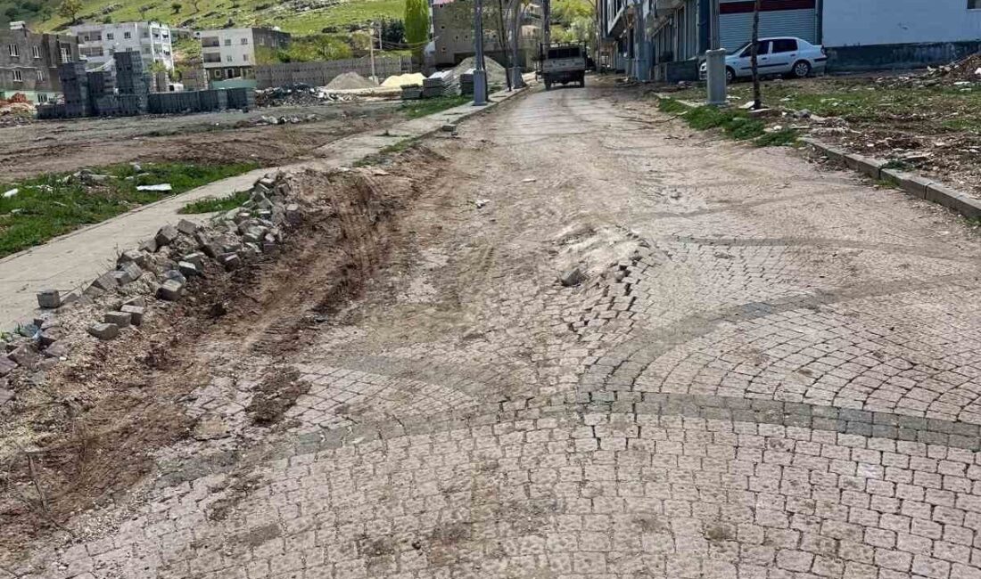 Mardin’in Mazıdağı ilçesinde yağışlar nedeniyle bozulan yollar, vatandaşların tepkisine neden
