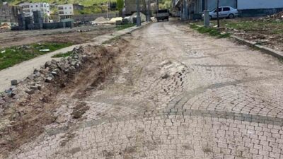 Mardin’in Mazıdağı ilçesinde yağışlar nedeniyle bozulan yollar, vatandaşların tepkisine neden