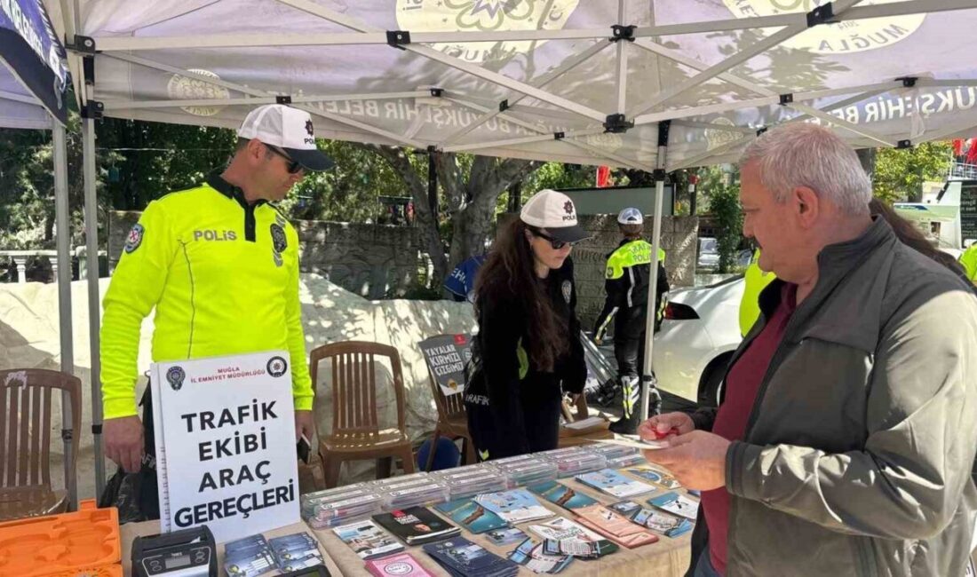 Trafik Günü ve Haftası kapsamında Muğla’nın Menteşe ilçesinde kurulan farkındalık