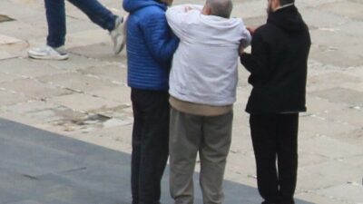 Samsun Cumhuriyet Meydanı’nda merdivenlerden inen 2 kişi dengesini kaybederek yere