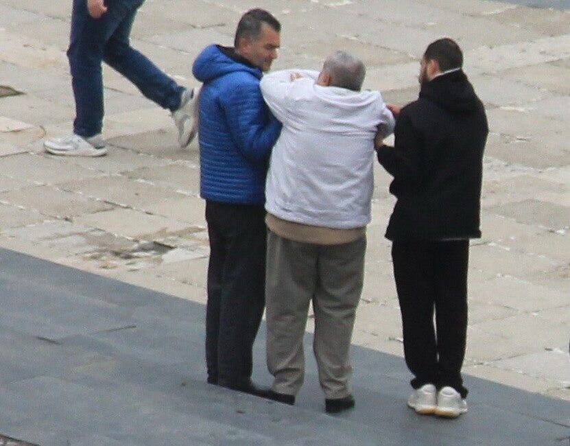 Samsun Cumhuriyet Meydanı’nda merdivenlerden inen 2 kişi dengesini kaybederek yere