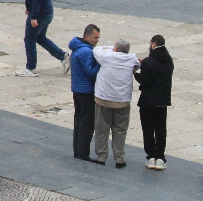 Samsun Cumhuriyet Meydanı’nda merdivenlerden inen 2 kişi dengesini kaybederek yere