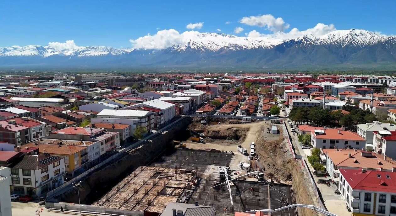 Erzincan Belediye Başkanı Bekir Aksun, şehrin çehresini değiştirecek “Merkez Çarşısı