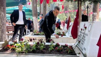 Mersin’de Kurban Bayramı dolayısıyla düzenlenen programlarda kent protokolü şehitliği ziyaret