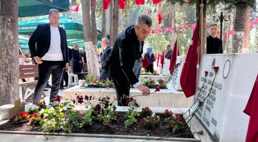Mersin’de Kurban Bayramı dolayısıyla düzenlenen programlarda kent protokolü şehitliği ziyaret